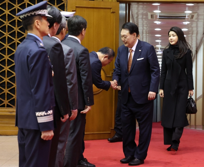 네덜란드 국빈 방문 일정을 마치고 귀국한 윤석열 대통령이 15일 성남 서울공항에 도착해 환영 나온 윤재옥 국민의힘 대표 권한대행 겸 원내대표와 악수하고 있다. 뉴시스