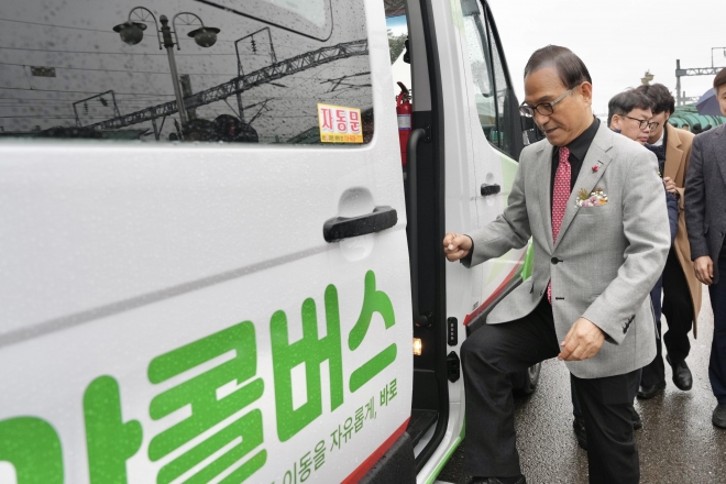 박상돈 충남 천안시장이 천안 콜버스에 탑승하고 있다. 시 제공