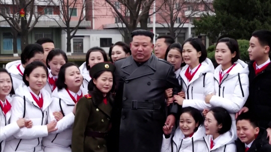 김정은 북한 국무위원장이 지난 8일 제5차 전국어머니대회 참가자들과 함께 기념사진을 촬영하는 모습. 연합뉴스
