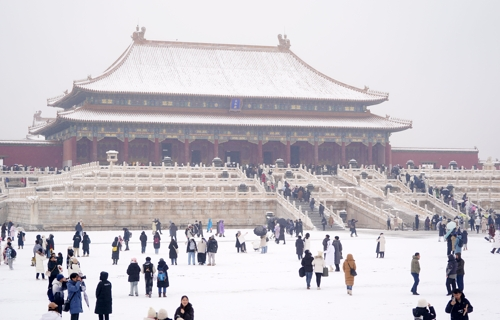 중국 베이징의 자금성이 13일 눈으로 뒤덮여 있다. 베이징 신화 연합뉴스