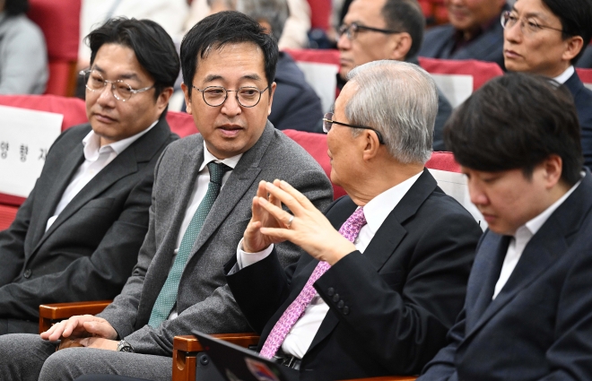 금태섭 새로운선택 공동대표가 17일 국회 의원회관에서 열린 새로운선택-세번째권력 공동창당대회에 참석해 이종인 전 국민의힘 비상대책위원장과 대화하고 있다. 2023.12.17 오장환 기자