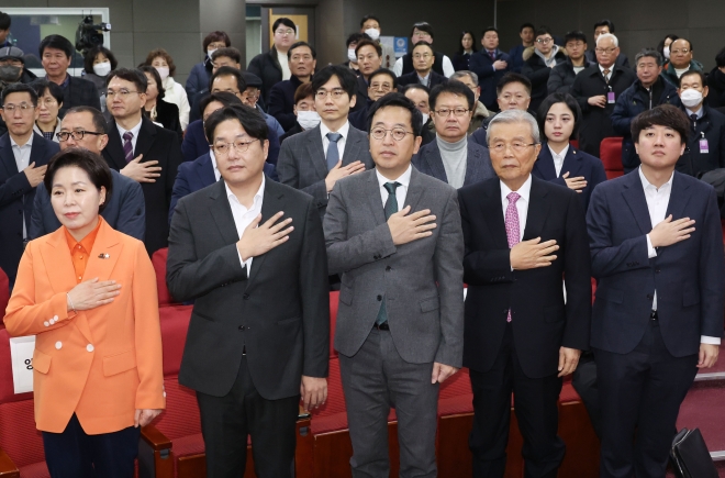 17일 국회 의원회관에서 열린 새로운선택 창당대회에서 참석자들이 국기에 대한 경례를 하고 있다.  연합뉴스