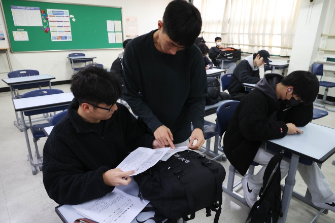 수능 성적 확인하는 학생들8일 오전 서울 종로구 경복고등학교 3학년 교실에서 수능성적표를 받은 학생들이 자신의 성적을 확인하고 있다.해당 사진은 기사와 직접적인 관련 없음.  2023.12.8 사진공동취재단