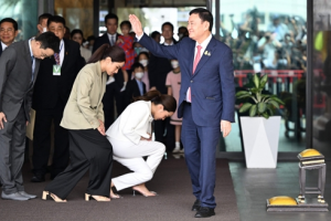 [월드 핫피플] 감옥 가자마자 병원행…‘황제 죄수’ 태국 전 총리