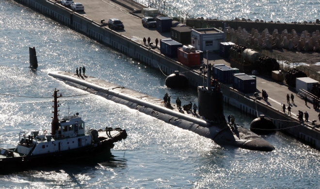 미 해군 태평양함대 제1잠수함전대 소속의 핵추진잠수함 ‘미주리함’(SSN-780)이 17일 부산 남구 해군작전사령부 기지에 입항하고 있다. 부산 뉴시스