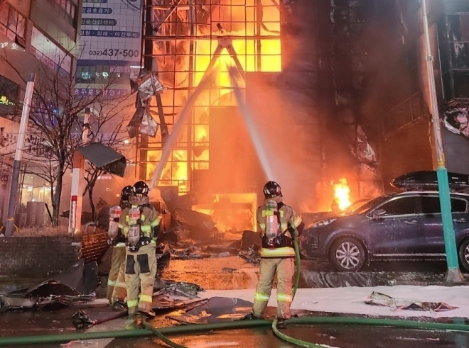 인천 호텔 주차장서 큰 불…대응 2단계 발령