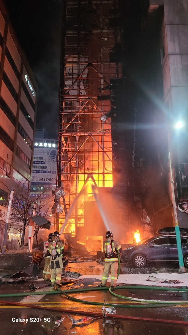 인천 호텔 주차장서 큰 불…대응 2단계