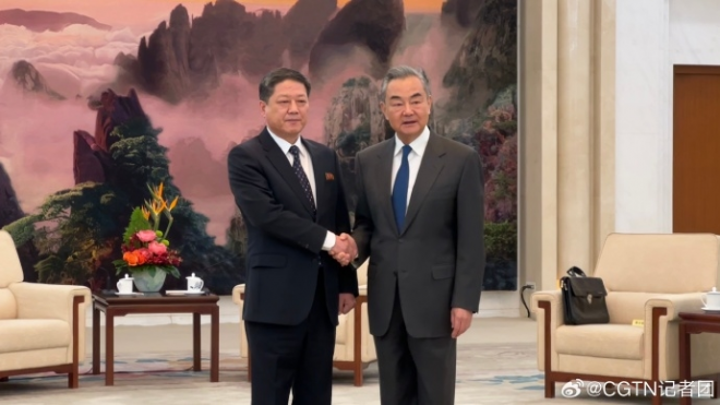 베이징서 만난 왕이(오른쪽) 중국 외교부장과 박명호 북한 외무성 부상. CGTN 캡처