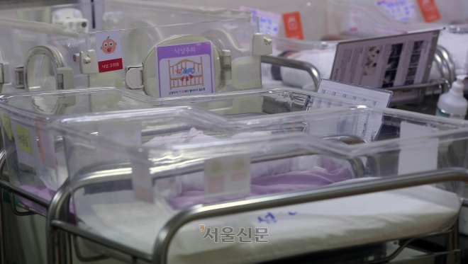 경기 수원시 한 여성병원 신생아실의 요람이 비어 있다.