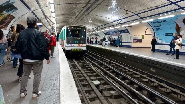 프랑스 파리 콩코르드역에서 승객들이 지하철을 기다리고 있다. 서울신문DB