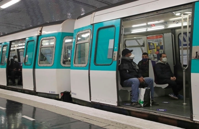 파리의 한 지하철. AP 뉴시스