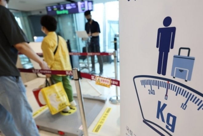 국토교통부에 따르면 아시아나 항공은 지난 12일부터 오는 21일까지 열흘간 국내선 항공기에 탑승하는 승객들의 몸무게를 측정한다. 연합뉴스