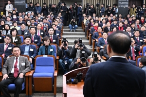 “수직적 당정, 또 지도부 내다 꽂는 모양새” “尹과 직접 소통… 당정 관계 바로잡을 것”