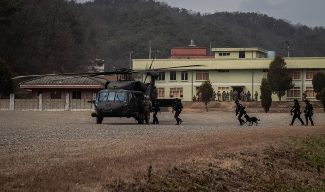 주한미군은 최근 주한 미 특수작전사령부의 그린베레(Green Beret)와 네이비실(Navy SEAL)이 대한민국 특수전사령부 등과 함께 2주간의 연합 훈련에 참가했다고 공개했다. 2023.12.18  주한미군 제공