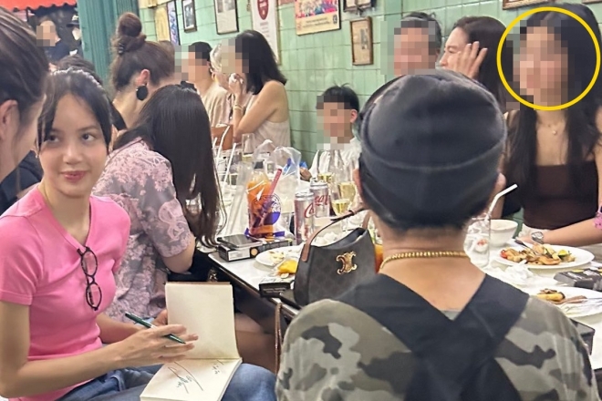 태국 방콕의 유명 식당 ‘쩨파이’를 방문한 블랙핑크 태국인 멤버 리사(왼쪽). 임세령 대상 부회장과 딸(원 안)이 동행했다.  온라인 커뮤니티