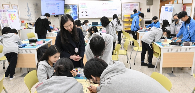 지난 13일 경기도 화성시 푸른중 2학년 학생들이 과학 시간에 ‘글로컬 수자원 지도’를 만들고 토론하는 모둠별 활동을 하고 있다. 국제 바칼로레아(IB) 교육이 적용된 이 수업은 학생들이 수자원과 관련된 관심사를 정해 질문하고 탐구하면서 자신의 생각을 표현하는 방식으로 진행됐다. 홍윤기 기자