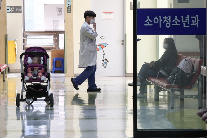19일 대구 중구 경북대학교병원 소아청소년과에서 한 아이가 진료를 기다리고 있다. 2023.10.19 대구 연합뉴스