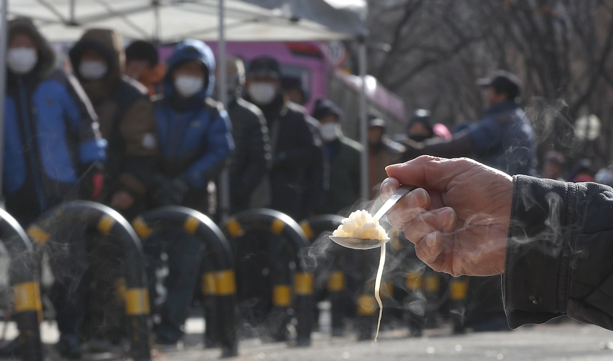 영하의 강추위 속에 19일 대구 달서구 두류공원에 마련된 ‘사랑해 밥차’ 무료 급식소 앞에 배식을 기다리는 줄이 길게 늘어서 있다. 경제협력개발기구(OECD)에 따르면 한국의 노인 소득빈곤율은 2009년 관련 통계가 공개된 이후 줄곧 OECD 회원국 중 가장 높다. 대구 연합뉴스