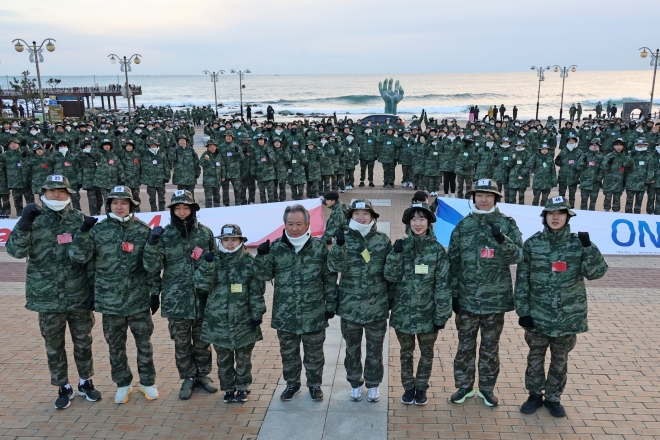 19일 경북 포항시 남구 호미곶면 호미곶해맞이광장에서 대한체육회 소속 국가대표 선수들이 2024년 파리 하계올림픽 선전을 다짐하고 있다. 포항 연합뉴스