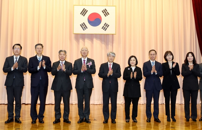 박수치는 헌법재판관들