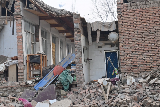 중국 간쑤성에서 발생한 지진으로 가옥이 무너진 모습. 2023.12.19 로이터·연합뉴스