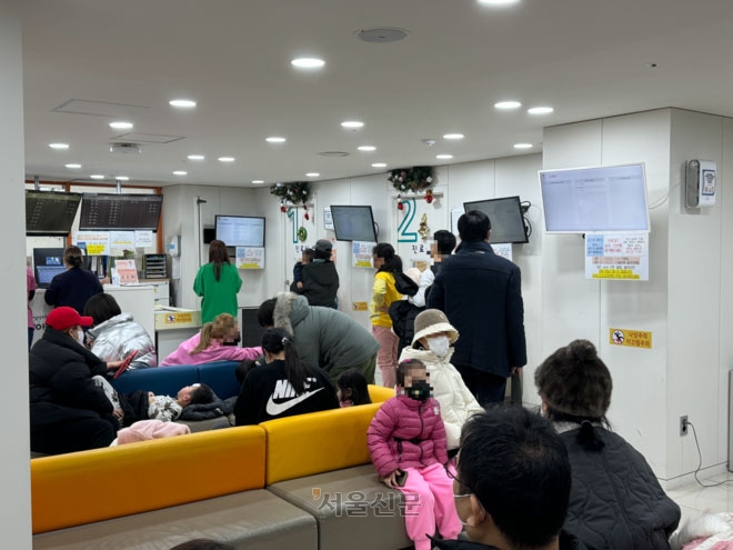 19일 오전 서울 구로구에 위치한 우리아이들병원 접수실에서 부모와 아이들이 소아과 진료를 기다리고 있다.  강동용 기자