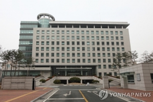 집 앞 세차 항의하자… 흉기로 이웃 살해한 60대 구속