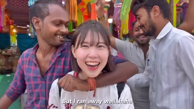 여행 유튜버 켈리가 지난 12일 유튜브 채널(kellykorea)에 올린 인도 여행 영상. 한 남성이 촬영 중인 켈리에게 다가와 부적절한 신체 접촉을 하고 있다. 켈리 유튜브