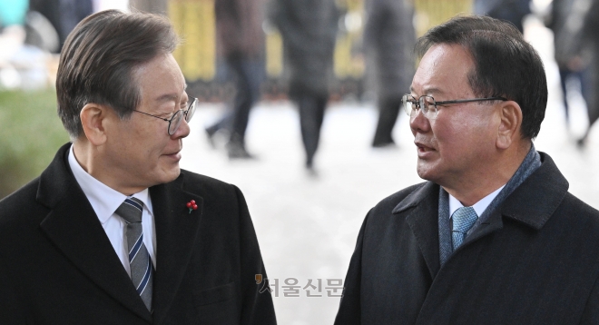 이재명 더불어민주당 대표와 김부겸 전 국무총리가 20일 서울 중구 한 식당에서 열리는 비공개 오찬 회동을 위해 이동하며 대화하고 있다. 2023.12.20 홍윤기 기자