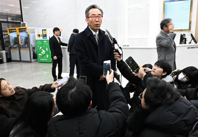 외교부 장관 후보자로 지명된 조태열 전 외교부 2차관이 20일 청문회 준비 사무실이 마련된 서울 세종로대우빌딩으로 출근하며 취재진 질문에 답하고 있다. 2023.12.20 홍윤기 기자