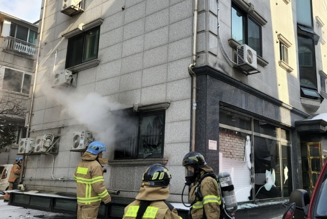 20일 낮 12시 43분쯤 성남 수정구의 4층짜리 다세대주택 1층에서 불이나 출동한 소방당국에 의해 진압됐다. 경기도소방재난본부 제공