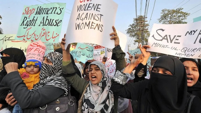 이른바 ‘명예살인’에 반대하는 파키스탄 여성들의 시위 모습. AFP 자료사진