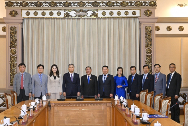 호치민 인민의회를 방문한 김현기 의장을 비롯한 서울시의회 대표단