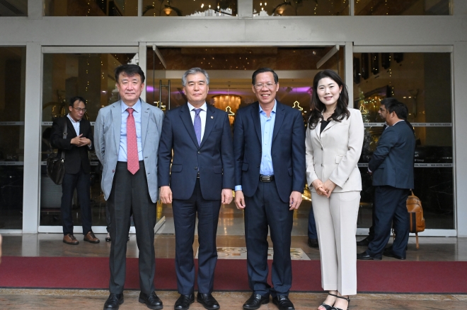 김현기 의장(왼쪽 두 번째)은 오찬장에서 판 반 마이 호치민시장(오른쪽 두 번째)과 만나 환담했다.