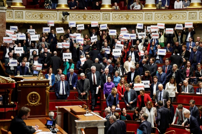 프랑스 좌파 의원 ‘자유·평등·박애’ 피켓 시위