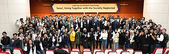 ‘제85차 어번인프라포럼’ 참석자들이 기념촬영을 하고 있다. 서울시립대 제공