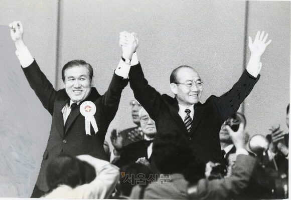 1987년 민주정의당 대통령 후보 지명대회에서 선출된 노태우(왼쪽) 당시 후보지명자와 전두환 대통령. 서울신문 DB