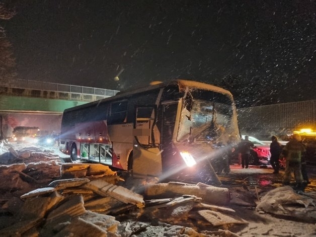 21일 오전 3시 29분 서해안고속도로 서울 방면 229㎞ 지점에서 트럭과 고속버스 등 9대가 잇따라 충돌해 1명이 숨지고 13명이 다쳤다.