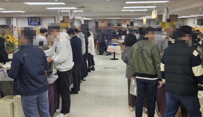 지난해 기준 상용근로자 1명 고용에 드는 노동비용이 사상 처음 월평균 600만원을 넘은 것으로 나타났다. 서울의 한 구내식당이 직장인들로  북적이고 있다. 서울신문DB