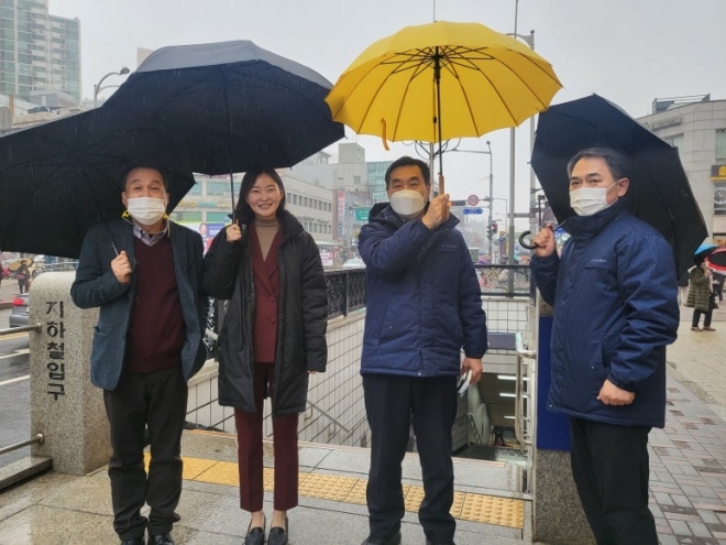 암사역 승강 편의시설을 위해 현장점검에 나선 김혜지 의원(왼쪽 두 번째)