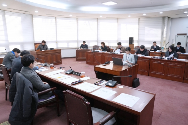 하남시의회 의회운영위원회(위원장 박선미)는 지난 20일 의회사무국 조직 안정화를 꾀하고 효율적인 의회 운영을 위한 관련 개정 조례안을 심의했다. 하남시의회 제공
