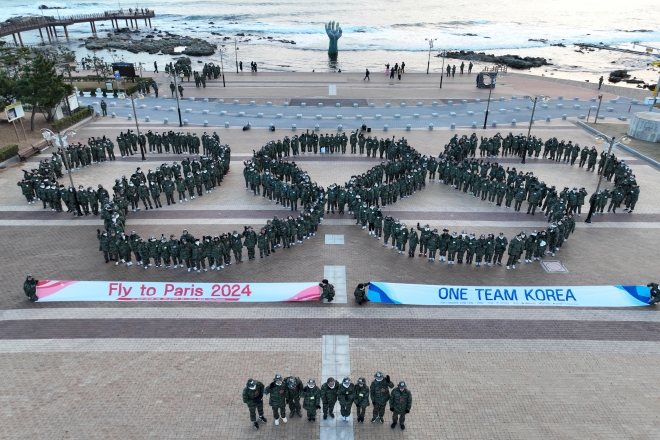 19일 경북 포항시 남구 호미곶면 호미곶해맞이광장에서 대한체육회 소속 국가대표 선수들이 오륜기 형태를 만들며 2024년 파리 올림픽 선전을 다짐하고 있다. 2023.12.19 연합뉴스