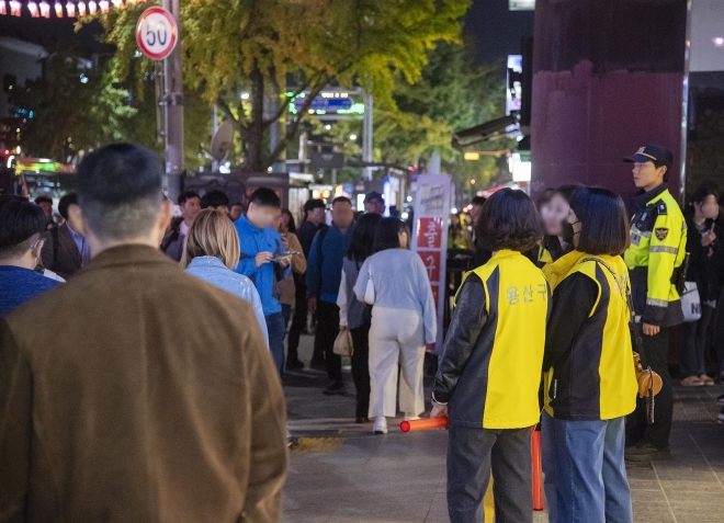 지난 10월 핼러윈데이 기간 중 서울 용산구청 공무원이 안전관리를 하고 있다. 용산구 제공