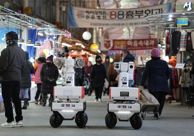21일 오후 서울 구로구 남구로시장에 화재순찰로봇들이 대기하고 있다. 연합뉴스