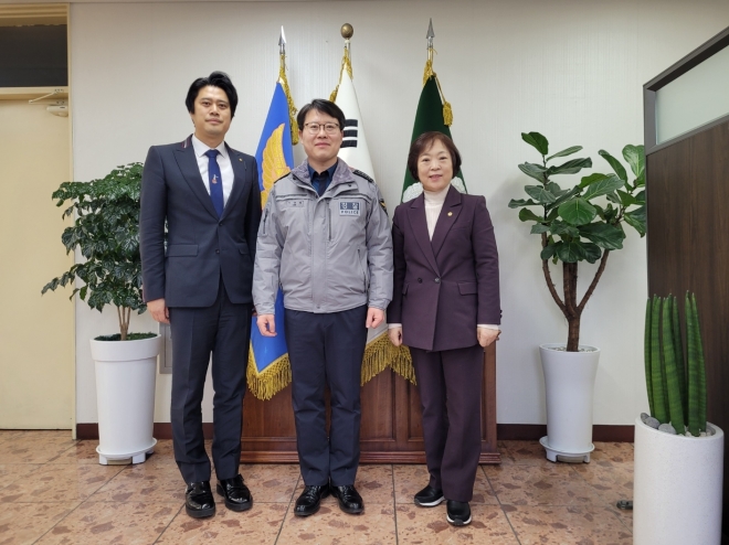 오른쪽부터 신동원 의원, 이승열 노원경찰서 서장, 길주형 민주평통 노원구협의회 회장이 ‘북한이탈주민과 함께하는 따뜻한 겨울나눔’ 행사장에서 기념촬영을 하고 있다.