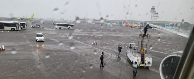 21잉 오전 제주공항 활주로에 폭설로 인해 비행기에 눈이 쌓이자 제방빙계류장에서 디아이싱 작업을 하고 있다. 제주 강동삼 기자