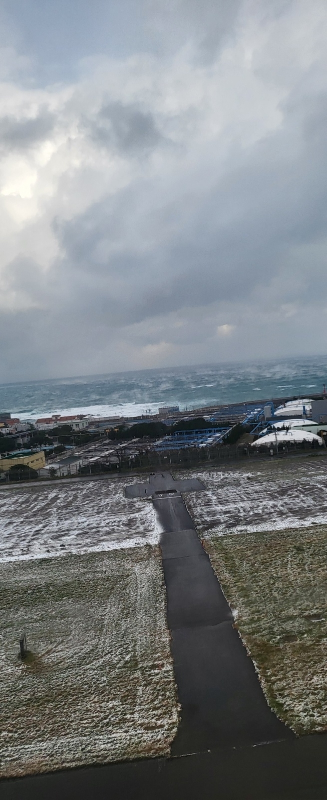 이륙하는 비행기에서 바라본 제주국제공항 활주로에 눈이 쌓인 모습. 제주 강동삼 기자