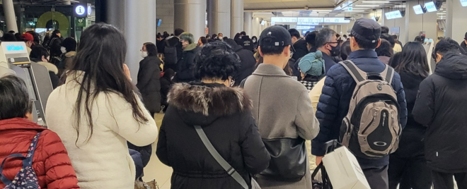 예약변경·환불하려는 사람들로 붐비고 있는 김포공항. 제주 강동삼 기자