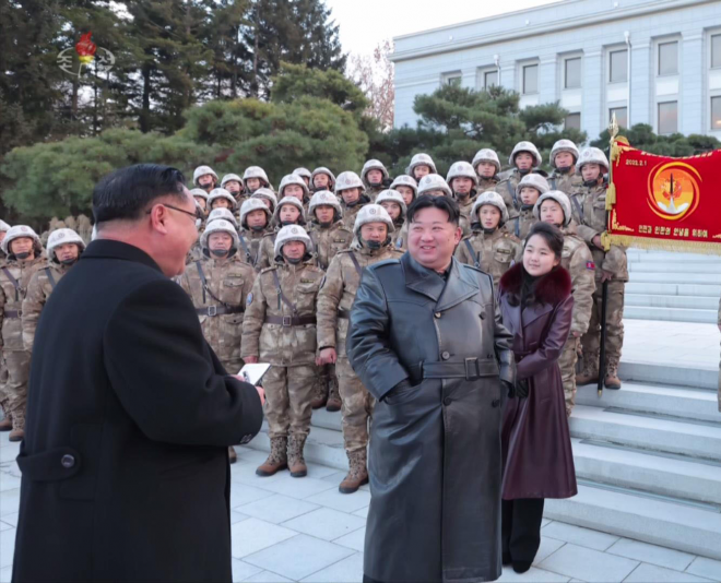 김정은(가운데) 북한 국무위원장이 지난 20일 딸 주애(오른쪽)와 함께 대륙간탄도미사일(ICBM) 화성-18형 발사 훈련에 참가했던 미사일총국 제2붉은기중대 군인들을 평양에 있는 조선노동당 청사로 초청해 격려하고 있다. 조선중앙TV 캡처 뉴시스