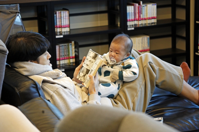 아빠가 아기를 다리에 앉히고 만화책을 넘기는 모습은 보개도서관에서만 볼 수 있는 사랑스런 장면이다.